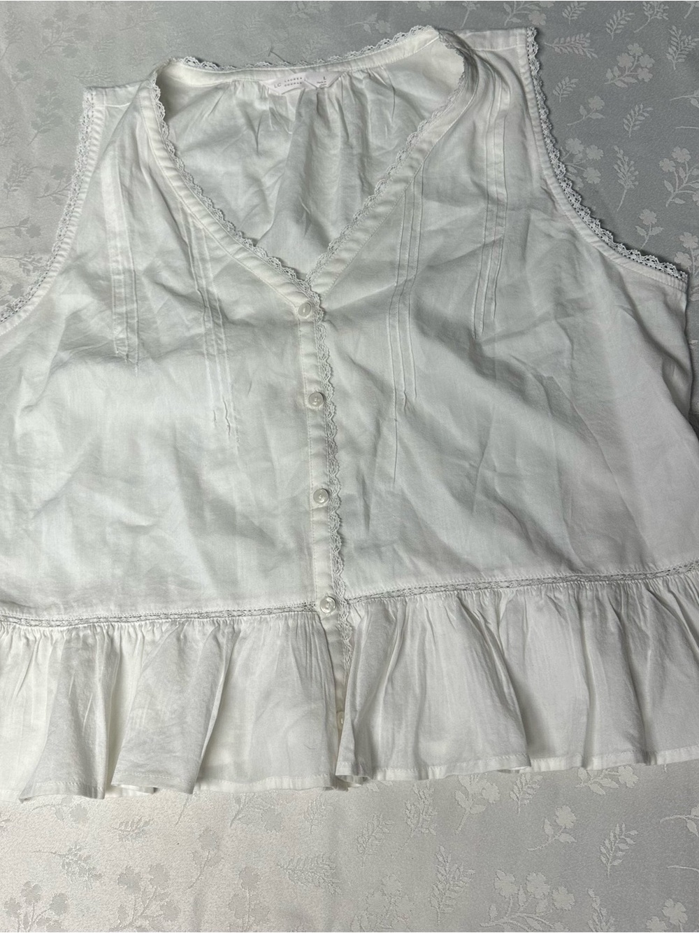 White Sleeveless Button-Front Ruffle Hem Top - Unbranded size large